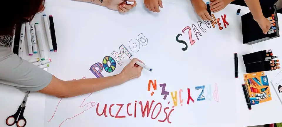 Dzieci z rodzin zastępczych z Pabianic wypoczywają na obozie nad morzem
