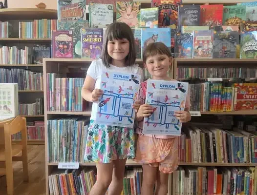 Asi i Marta ukończyły czytelniczą przygodę w bibliotece – zdobyły tytuł Wielkich Małych Czytelniczek