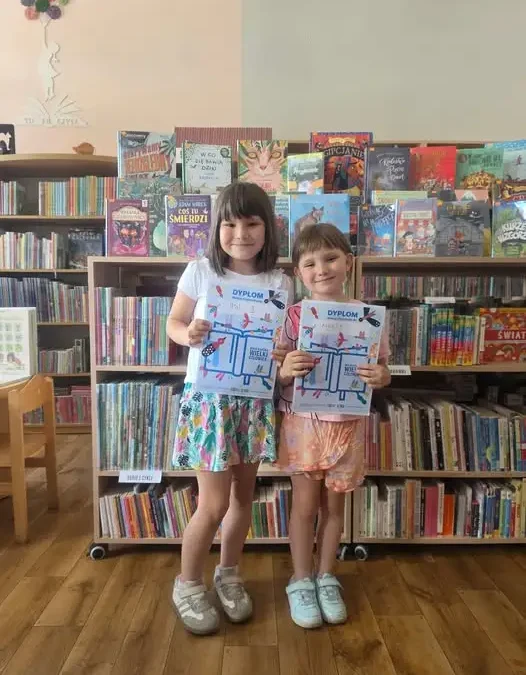 Asi i Marta ukończyły czytelniczą przygodę w bibliotece – zdobyły tytuł Wielkich Małych Czytelniczek