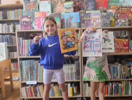 Małe czytelniczki dołączyły do programu „Mała książka – wielki człowiek” w bibliotece