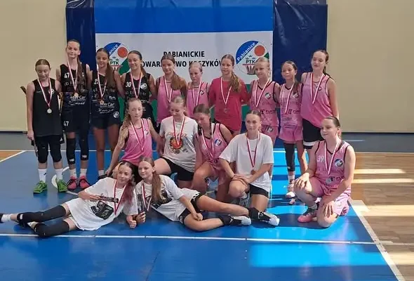 Wakacyjny turniej koszykówki w Pabianicach – emocje i sportowa rywalizacja