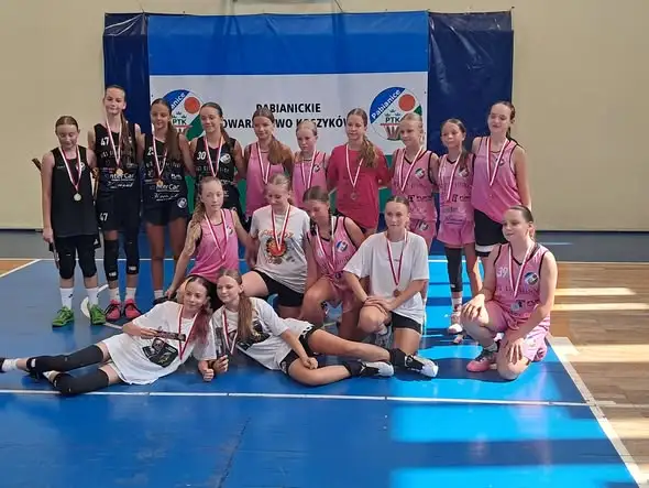 Wakacyjny turniej koszykówki w Pabianicach – emocje i sportowa rywalizacja