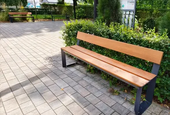 Skwer Hubala w Konstantynowie Łódzkim zyskuje odnowione ławki
