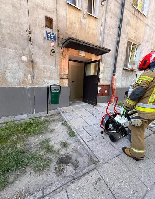 Pożar w Pabianicach: pozostawiony obiad na kuchence przyczyną zadymienia