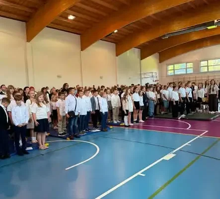 Uroczyste rozpoczęcie roku szkolnego w Lutomiersku – powitanie pierwszaków i nowej wicedyrektor