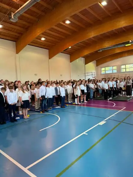 Uroczyste rozpoczęcie roku szkolnego w Lutomiersku – powitanie pierwszaków i nowej wicedyrektor
