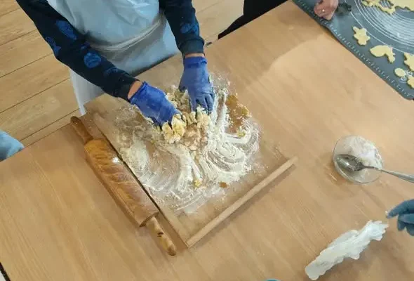 Międzypokoleniowe warsztaty kulinarne w Dobroniu – wspólne gotowanie przed dożynkami