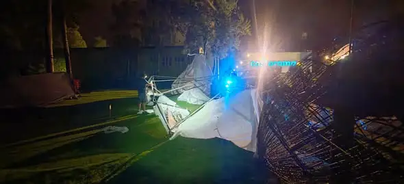 Silny wiatr uszkodził zaplecze podczas Dni Pabianic. Strażacy pomogli w zabezpieczeniu terenu