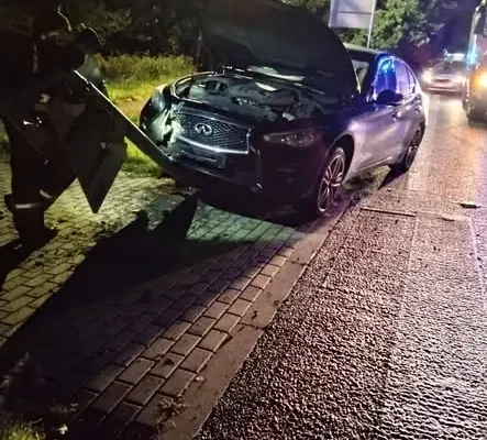 Kolizja w Dobroniu Dużym: auto uderzyło w latarnię na przejściu dla pieszych