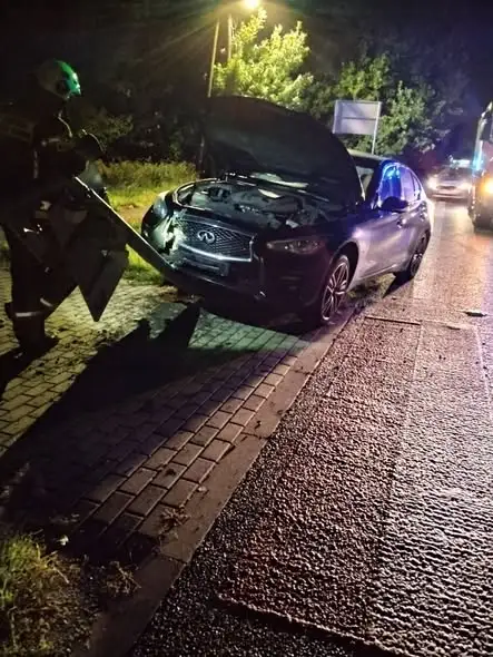 Kolizja w Dobroniu Dużym: auto uderzyło w latarnię na przejściu dla pieszych
