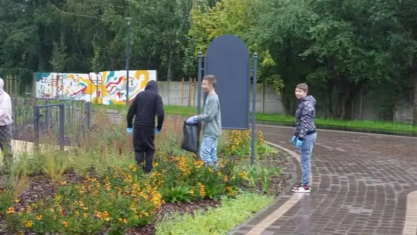 Uczniowie z Pabianic sprzątali bulwar mimo deszczu – 33. finał „Sprzątania świata”