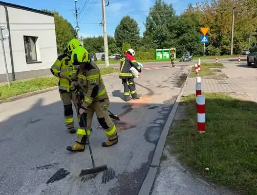 Plama oleju na ulicach Pabianic. Interweniowały zastępy straży pożarnej