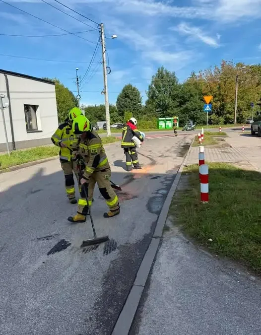 Plama oleju na ulicach Pabianic. Interweniowały zastępy straży pożarnej