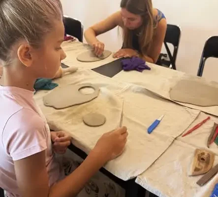 Ceramiczne grzybobranie w Konstantynowie Łódzkim – warsztaty w MOK