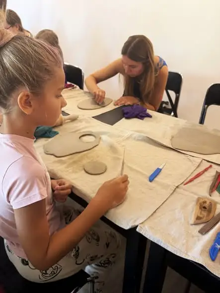 Ceramiczne grzybobranie w Konstantynowie Łódzkim – warsztaty w MOK