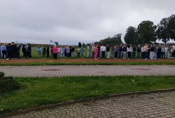 Dobroń: ćwiczenia ewakuacyjne w Szkole Podstawowej pod okiem strażaków z Pabianic