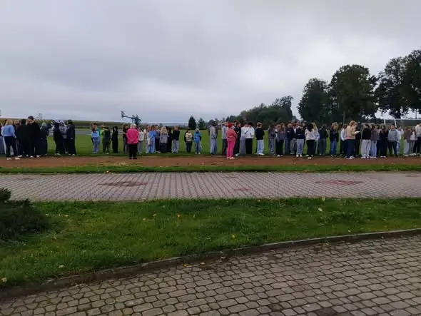 Dobroń: ćwiczenia ewakuacyjne w Szkole Podstawowej pod okiem strażaków z Pabianic