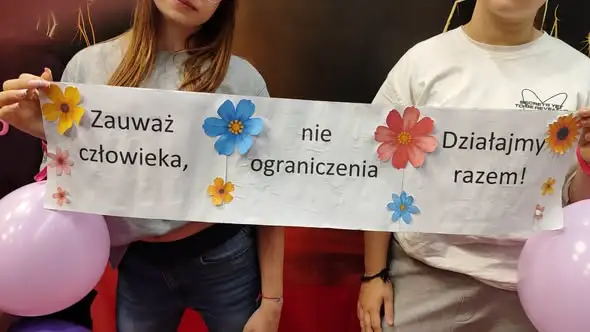 Uczniowie z Pabianic na pokazie mody „Aleja Różnorodnych Gwiazd”