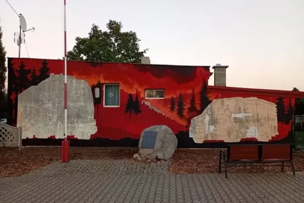 Nowy mural w Bechcicach. Lokalny artysta Acid maluje na budynku OSP