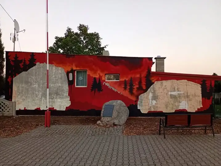 Nowy mural w Bechcicach. Lokalny artysta Acid maluje na budynku OSP