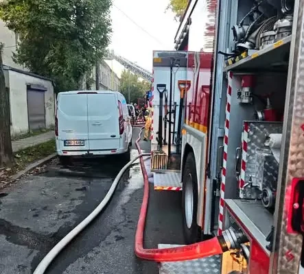 Pożar kamienicy w Pabianicach. Strażacy ewakuowali uwięzionych lokatorów