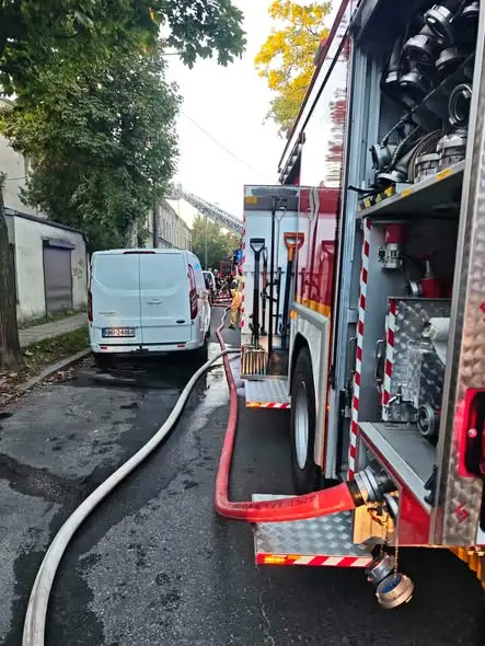 Pożar kamienicy w Pabianicach. Strażacy ewakuowali uwięzionych lokatorów