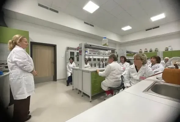 Seniorzy z Konstantynowa Łódzkiego zgłębiają chemię w FunLab