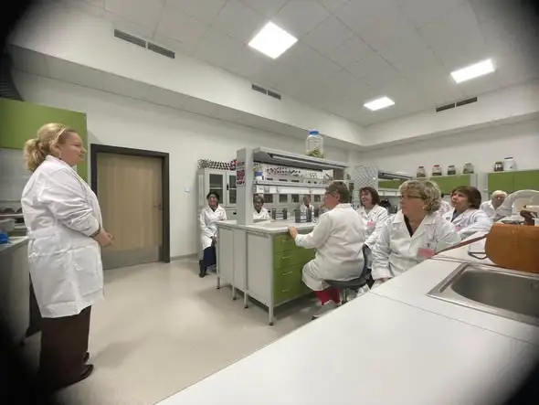 Seniorzy z Konstantynowa Łódzkiego zgłębiają chemię w FunLab