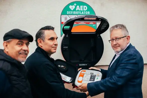 14 defibrylatorów AED w Gminie Pabianice – gdzie ich szukać?