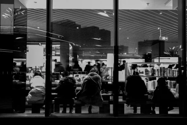 Noc Bibliotek w Ksawerowie – quiz, gry i wieczór poezji śpiewanej